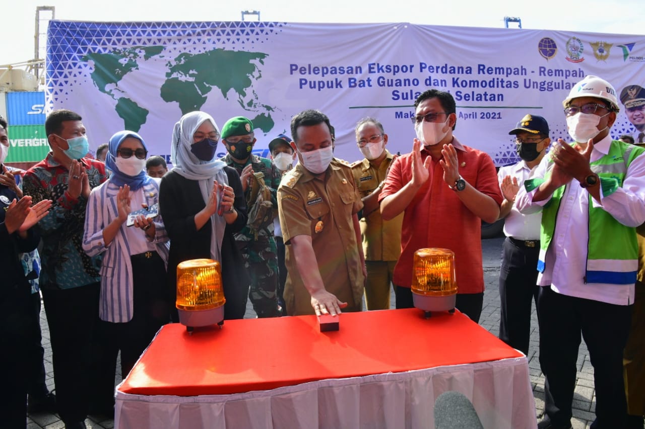 Plt Gubernur Sulawesi Selatan Andi Sudirman Sulaiman saat melepas berbagai komoditas unggulan Sulsel ke berbagai negara, Senin, 12 April 2021. (Sumber: Sulselprov.go.id)