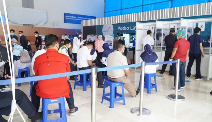 Calon penumpang mangantre melakukan tes GeNose C19 di Bandara Sultan Hasanuddin Makassar, Sulsel, Jumat, 16 April 2021. DOK/Humas Bandara Internasional Hasanuddin