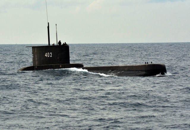 Kapal selam KRI Nanggala 402 saat latihan Pratugas Satgas Operasi Pengamanan Perbatasan (Pemtas) Maphilindo 2017 di Laut Jawa. Antara/Syaiful Arif