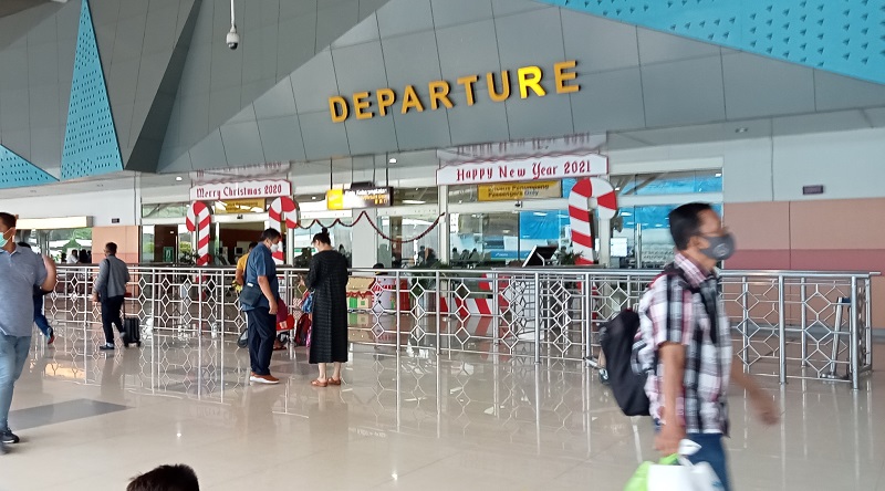 Aktivitas penumpang di Bandara Sultan Hasanuddin Makassar, Sulawesi Selatan. (Foto: MI/Lina Herlina)