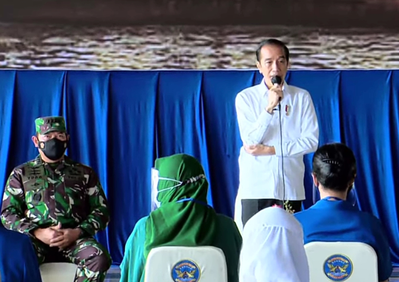 Presiden Joko Widodo (Jokowi) bertemu keluarga awak KRI Nanggala-402 di Hanggar Lanudal Juanda, Jawa Timur, Kamis, 29 April 2021. Dok. Sekretariat Presiden