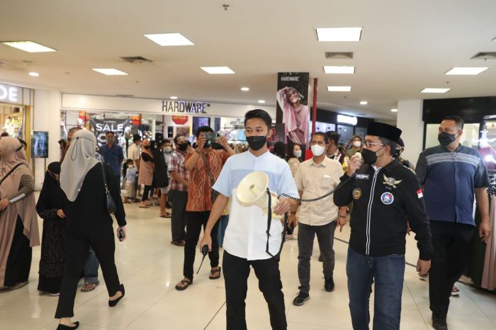 Wali Kota Makassar Danny Pomanto memberikan pengumuman lewat toa agar semua pengunjung patuhi prokes di sebuah mal di Kota Makassar. Dok: Humas Pemkot Makassar