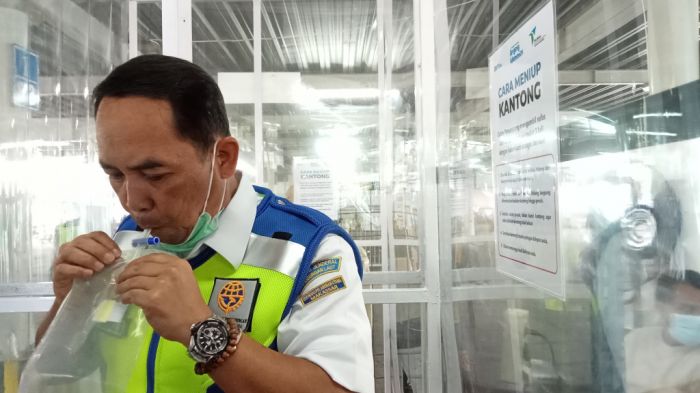 Kepala Otoritas Pelabuhan Makassar, Bambang Gunawan, mencoba tes covid-19 dengan GeNose C19 dan hasilnya keluar sekitar 5 menit, Selasa, 4 Mei 2021. MI/Lina Herlina