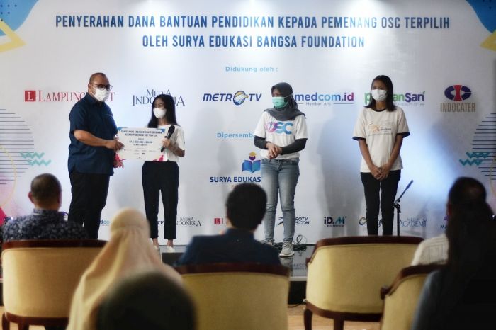 CEO Media Group, Mirdal Akib saat memberikan bantuan biaya hidup kepada para penerima beasiswa OSC. Foto: MI 