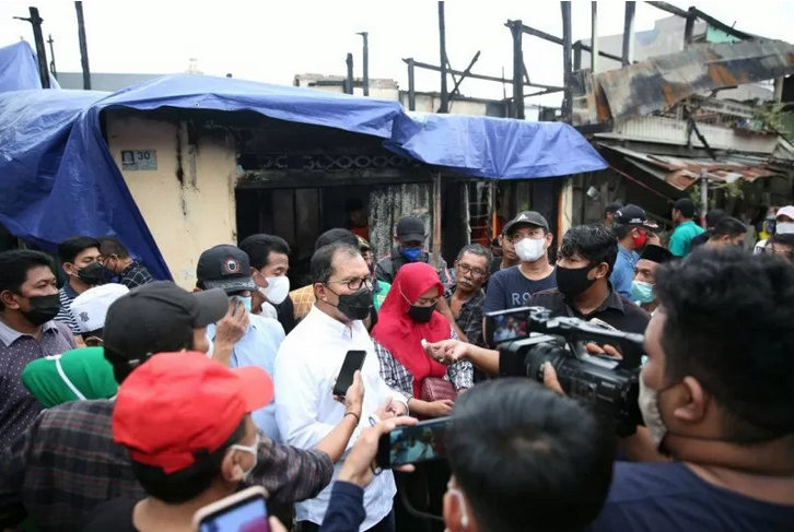 Wali Kota Makassar Danny Pomanto saat berkunjung ke lokasi kebakaran di Jalan Tinumbu, Makassar. Foto:Humas Pemkot Makassar.