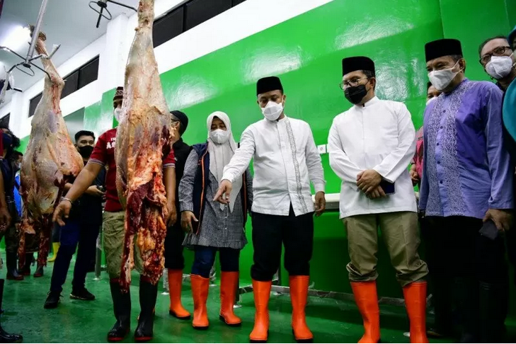 Plt Gubernur Sulsel Andi Sudirman Sulaiman saat meninjau RPH Manggala, di Kelurahan Tamangapa, Kecamatan Manggala, Kota Makassar. Foto: Humas Pemprov Sulsel