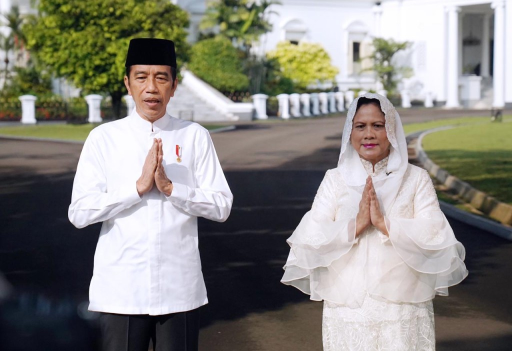 Presiden Jokowi dan Ibu Negara Iriana mengucapkan selamat Hari Raya Idulfitri 1442 Hijriah di Instana Kepresidenan Bogor, Jawa Barat, Rabu, 12 Mei 2021. Foto: BPMI