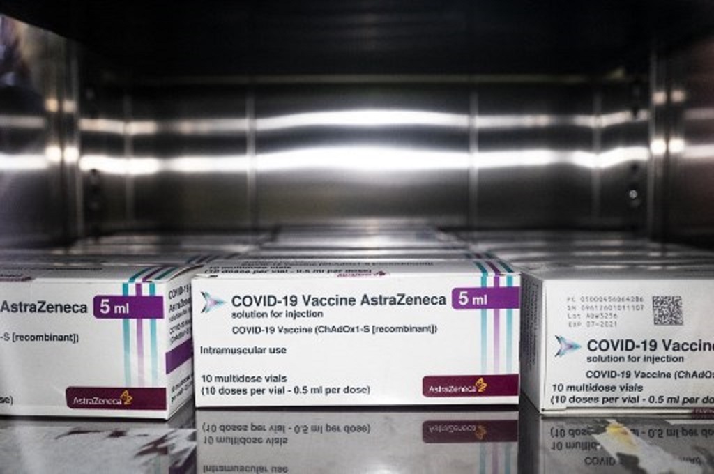 Vaksin AstraZeneca disimpan di sebuh farmasi di Vercelli, Italia pada 15 April 2021. AFP/Marco Bertorello