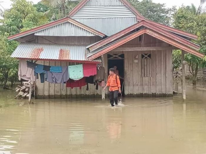 Petugas BPBD Luwu Utara tengah memantau kondisi warga yang terdampak banjir di Desa Lembang-lembang, Kecamatan Baebunta, Luwu Utara. dok/BPBD Luwu Utara
