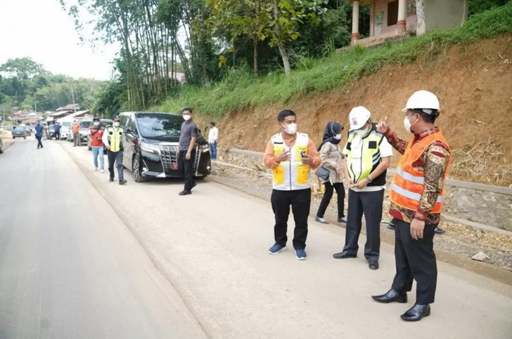 Plt Gubernur Sulawesi Selatan Andi Sudirman Sulaiman memantau progres pembangunan ruas jalan di Kabupaten Toraja. Doc. Humas Pemprov Sulsel