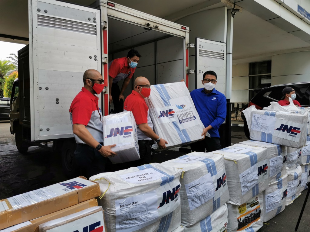 Dompet Kemanusiaan Media Group bersama JNE kembali menyalurkan bantuan untuk korban bencana alam di NTT, Selasa, 25 Mei 2021. Foto: Medcom.id/Cindy