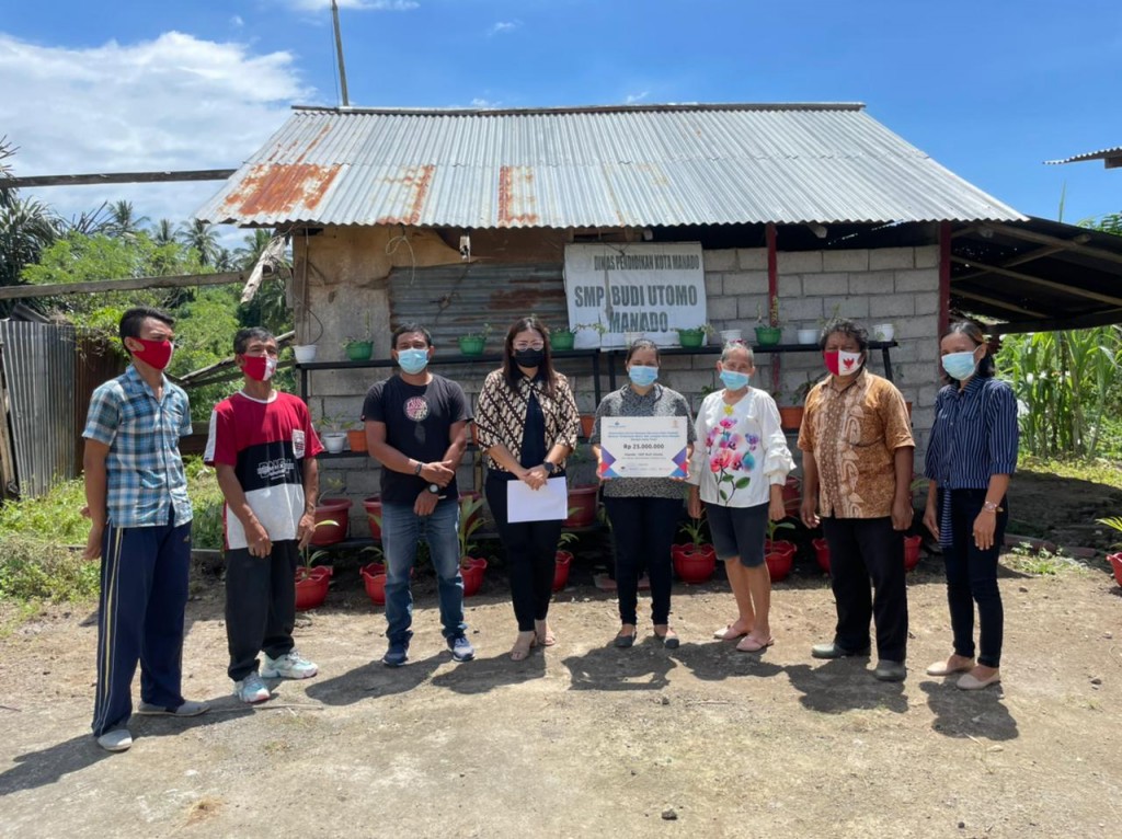 Penyerahan donasi untuk SMP Budi Utomo Manado dari SEBAF bekerja sama dengan UKWMS.