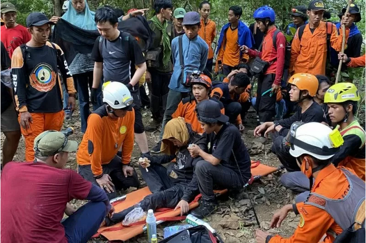 Tim SAR gabungan berhasil mengevakuasi pendaki Gunung Abbo, Bau Arifah, yang sempat dinyatakan hilang sejak Minggu, 6 Juni 2021. Foto:Antara