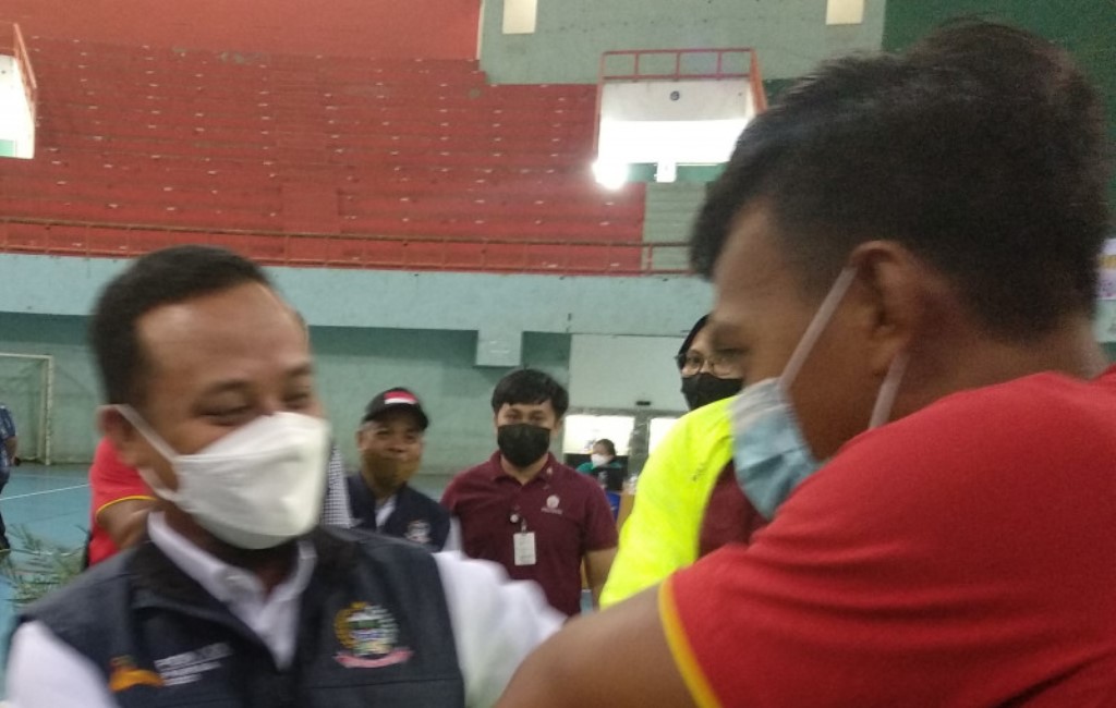 Momen saat Pelaksana Tugas (Plt) Gubernur Sulawesi selatan Andi Sudirman Sulaiman memasangkan rompi kepada atlet PON (Foto: Antara/Abd Kadir)