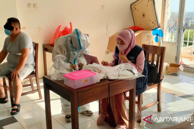  Tes Swab kepada TKA asal Tiongkok setelah tiba di Kabupaten Bantaeng, Sulawesi Selatan