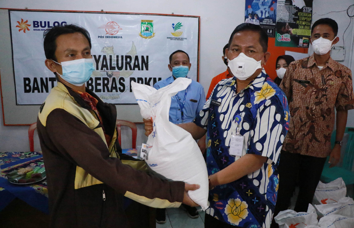 Polrestabes Bandung bersama MTP melakukan pendataan vaksinasi covid-19 untuk warga Kota Bandung, Jawa Barat, Kamis, 22 Juli 2021. Medcom.id/ P Aditya Prakasa