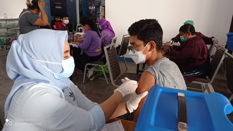 Salah satu anak saat menjalani vaksinasi covid-19 di Makassar, Sulawesi Selatan, Jumat, 23 Juli 2021.