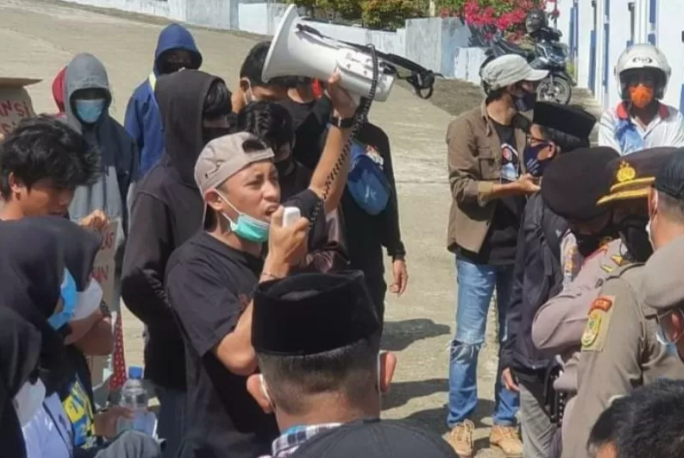 Ketua Komunitas Mahasiswa untuk Kedaulatan Rakyat (Komkar) Universitas Tomakaka, Irfan Herianto, ANTARA Foto/M Faisal Hanapi