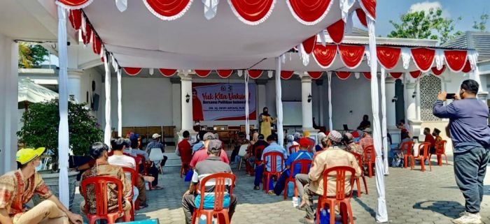 Legislator Dapil IX Jawa Tengah, Dewi Aryani (depan) sedang sosialisasi vaksinasi Covid-19. Dok MI