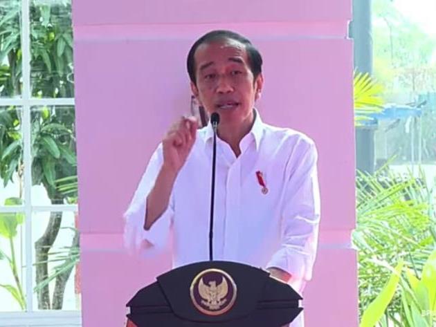 Presiden Jokowi meninjau PSEL di TPA Benowo, Surabaya, Kamis, 6 Mei 2021. Foto: BPMI