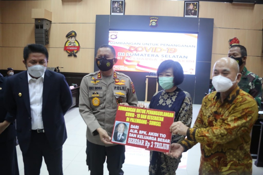 Gubernur Sumsel dan Kapolda Sumsel menerima bantuan Rp2 triliun untuk penanganan covid-19 dari keluarga Almarhum Akidi Tio di Mapolda Sumsel, Senin, 26 Juli 2021. Foto: Istimewa