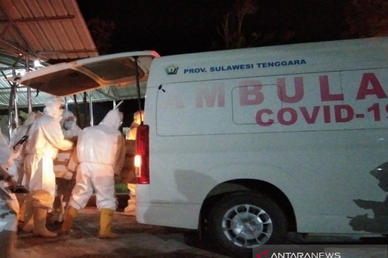 Jenazah pasien covid-19 saat dimasukkan ke dalam mobil ambulans, Selasa 13 Juli 2021. ANTARA/Harianto