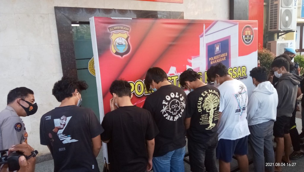 Penangkapan delapan pemuda yang terlibat pertarungan jalanan, di Makassar, Sulawesi Selatan, Rabu, 4 Agustus 2021. Medcom.id/Syawaluddin