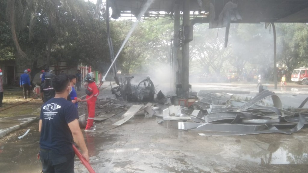 Suasana pemadaman pom pengisian bahan bakar yang terbakar, di Kabupaten Pangkep, Sulawesi Selatan, Jumat, 6 Agustus 2021.
