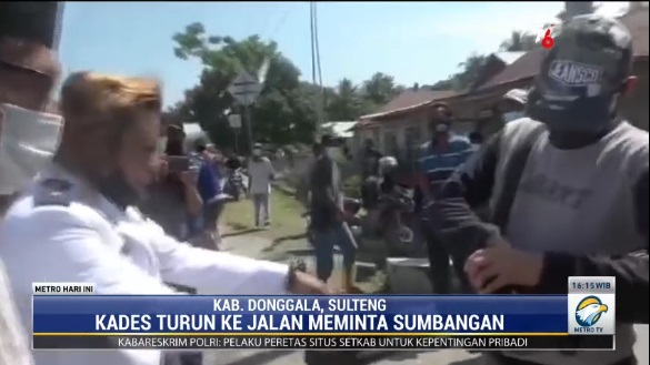 Kades Marana meminta sumbangan di Jalur Trans-Sulawesi dengan menggunakan seragam lengkap untuk membantu warganya yang terdampak covid-19.