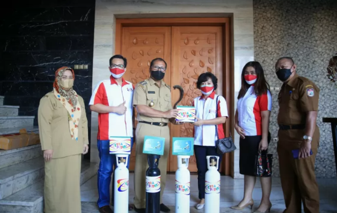 ANTARA/Wali Kota Makassar, Moh Ramdhan Pomanto, menerima bantuan tabung oksigen dan regulator sebanyak empat unit