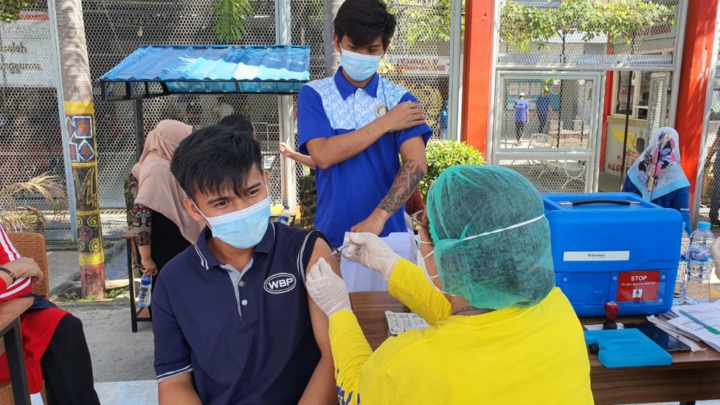 Warga binaan Rutan Kelas I Makassar saat menjalani vaksinasi virus korona tahap kedua, Sabtu, 14 Agustus 2021. (Istimewa)