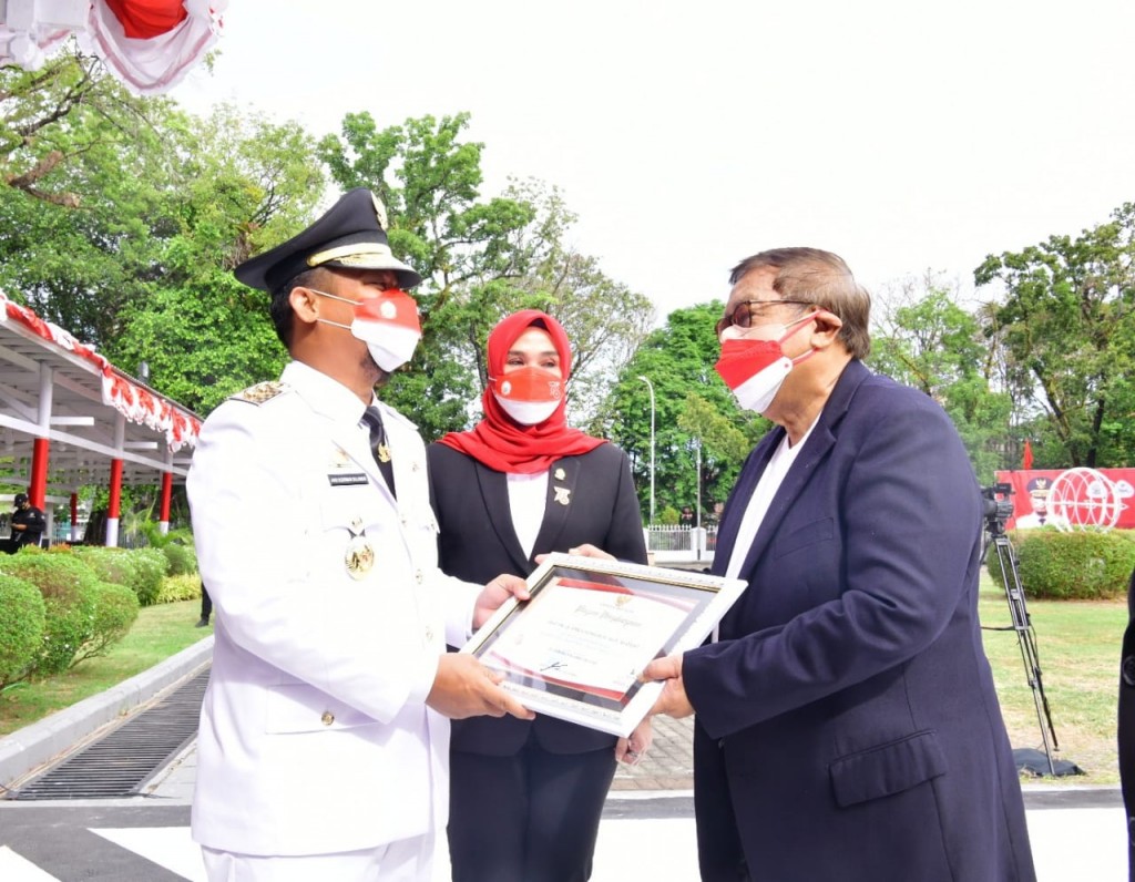 Plt Gubernur Sulawesi Selatan, Andi Sudirman Sulaiman, saat memberikan penghargaan kepada tokoh masyarakat yang berperan penting dalam penanganan virus korona di Sulsel, Selasa, 17 Agustus 2021. Istimewa.