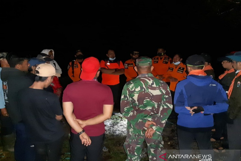 Tim Basarnas berkoordinasi untuk mengevakuasi 30 mahasiswa di Gunung Konawe yang terjebak saat pemgibaran bendera merah putih. Antara/ Humas Basarnas Kendari