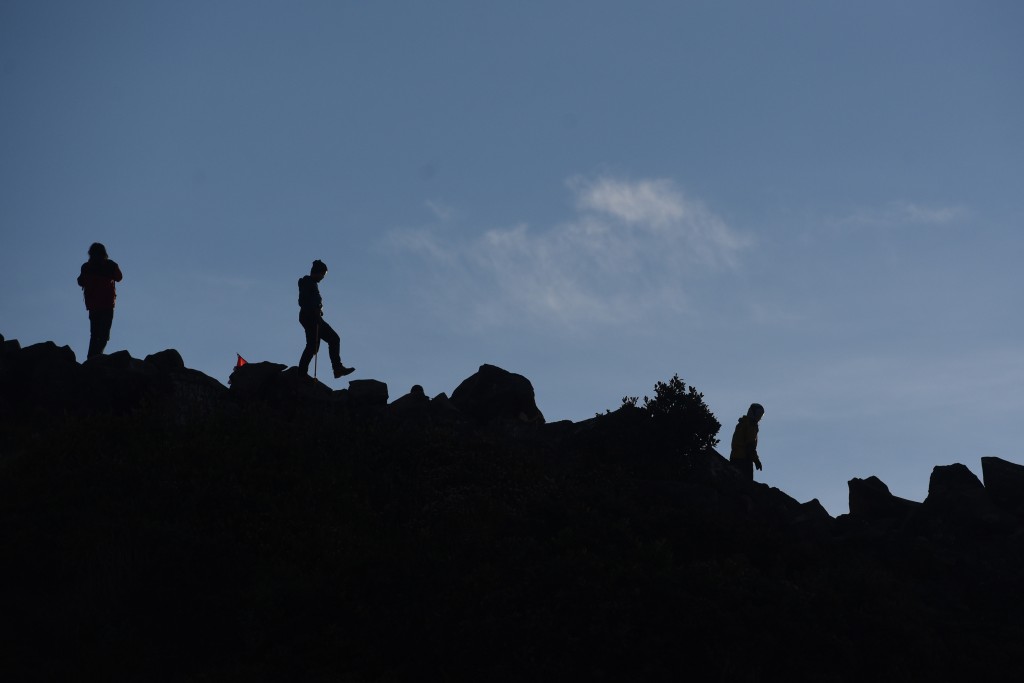 Pendaki melintasi bebatuan yang berada di puncak Gunung Arjuno, Pasuruan, Jawa Timur, Minggu (24/4/2016). Foto: Antara/Zabur Karuru (M Yakub)