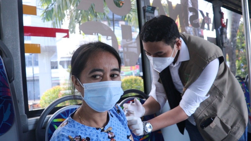  Pemberian vaksin kepada masyarakat oleh petugas vaksinasi keliling atau mobil vaksinator, di Makassar, Sulawesi Selatan, Jumat, 20 Agustus 2021.