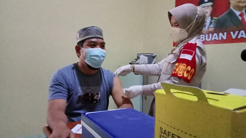 Mantan Napiter, Muchtar Dg Lau, saat menjalani vaksinasi virus korona, di Makassar, Sulawesi Selatan. Dokumentasi/ Istimewa