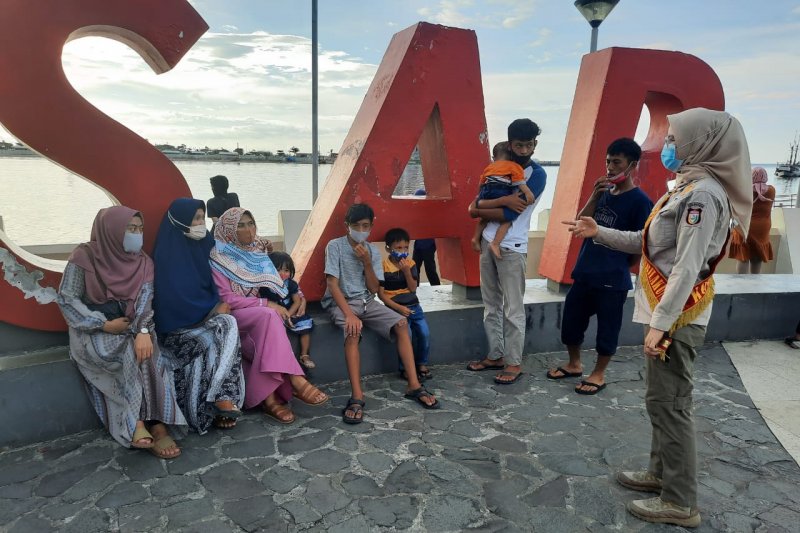 Ilustrasi--Satpol PP Makassar saat melakukan edukasi gerakan 3M kepada pengunjung Pantai Losari Makassar. (ANTARA Foto/HO-Humas Pemkot Makassar)