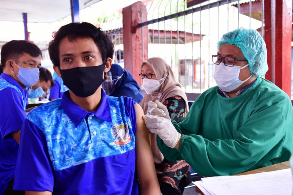 Salah satu warga binaan di Lapas Kelas I Makassar, saat menjalani vaksinasi covid-19, Jumat, 27 Agustus 2021. Dokumentasi/ Istimewa.