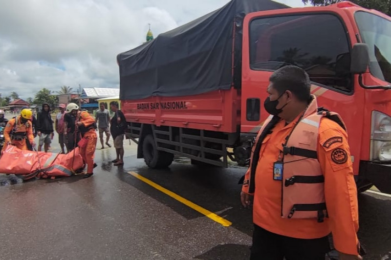 Tim Basarnas Makassar bersiap melaksakan evakuasi warga terdampak banjir akibat debit air Danau Tempe meluap di Kabupaten Wajo, Sulawesi Selatan, Sabtu, 28 Agustus 2021. FOTO/HO-Dokumentasi Basarnas Makassar.
