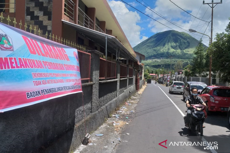  BPBD Tomohon memasang spanduk bertuliskan dilarang melakukan pendakian ke kawah Gunung Lokon pascaterjadinya peningkatan aktivitas gempa permukaan. Antara/Karel A Polakitan BPBD Tomohon memasang spanduk bertuliskan dilarang melakukan pendakian ke kawah G