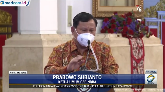 Prabowo Subianto memakai masker yang dilengkapi selang (SS Primetime News Metro TV)