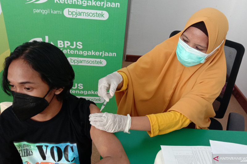 Pelaksanaan vaksinasi massal di Makassar, Sulsel. ANTARA Foto/ Nur Suhra Wardyah