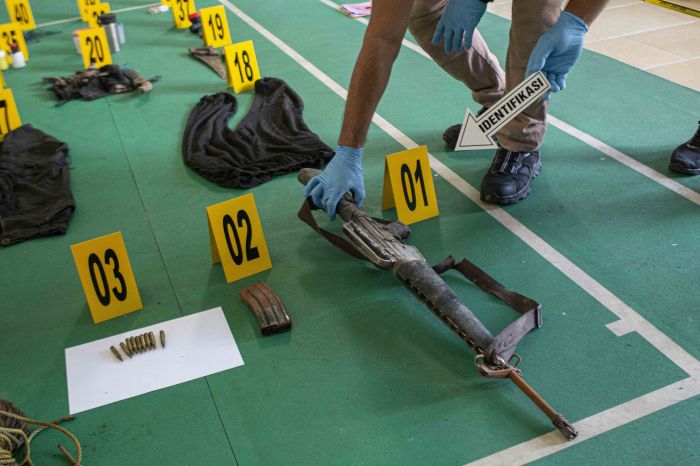 Barang bukti senapan M-16 disita dari kelomoik MIT. Pimpinan MIT, Ali Kalora tewas dalam baku tembak, Minggu (18/9). (Foto: MI/M Taufan SP Bustan)