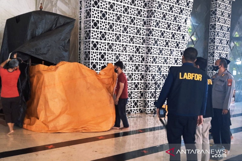 Tim Labfor Polda Sulsel melakukan olah tempat kejadian perkara (TKP) seusai mimbar Masjid Raya Makassar dibakar oleh pelaku pada Sabtu (25/9/2021). ANTARA