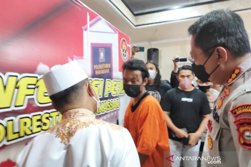 Kapolrestabes Makassar, Kombes Witnu Urip Laksana (kanan) bersama pemuka agama ustas Das'ad Latif (kiri) menanyai tersangka KB (tengah) usai ditangkap saat rilis kasus di aula kantor Polrestabes Makassar, Sulawesi Selatan, Sabtu (25/9/2021). ANTARA/Darwin