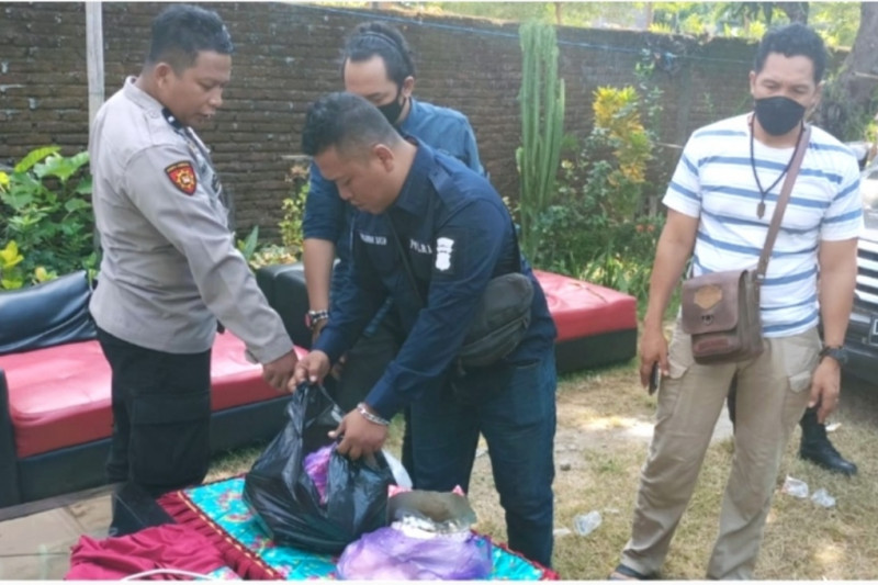 Suasana di rumah warga usaI mengalami keracunan massal, di Dusun Pangkajene, Desa Pakkaba, Kecamatan Galesong Utara, Kabupaten Takalar, Sulawesi Selatan. ANTARA/HO-Dokumentasi Polres Takalar.