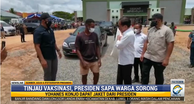 Momen Presiden Joko Widodo memberikan jaket ke salah satu warga Sorong, Papua Barat. Metro TV.