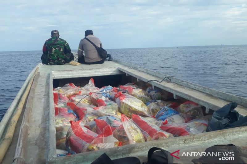 Paket bansos PPKM yang akan disalurkan ke sejumlah pulau di Kota Makassar, Sulsel. ANTARA /HO-Camat Sangkarrang