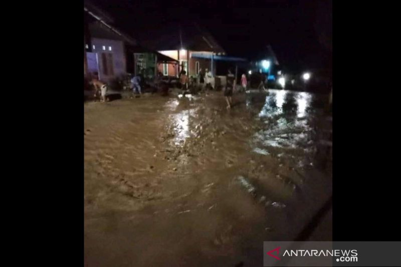 Suasana banjir di Desa Tuva, Kabupaten Sigi, Sulawesi Tengah akibat hujan lebat mengguyur wilayah tersebut, Minggu, 10 Oktober 2021. Antara/HO/kiriman warga
