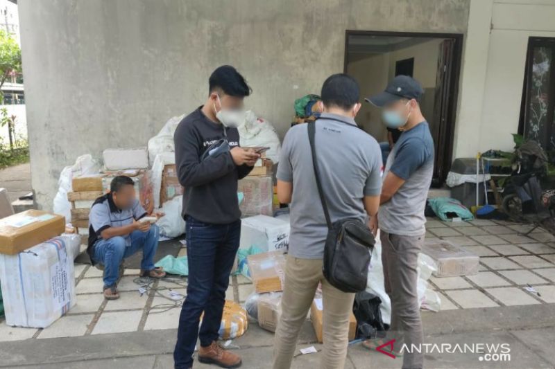 Bea Cukai Kendari menggagalkan penyelundupan rokok ilegal asal Tiongkok, Rabu (13/10/2021). ANTARA/HO-Bea Cukai Kendari